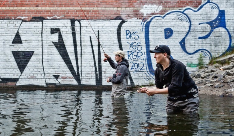 Simon und Ole beim Fliegenfischen in Berlin.