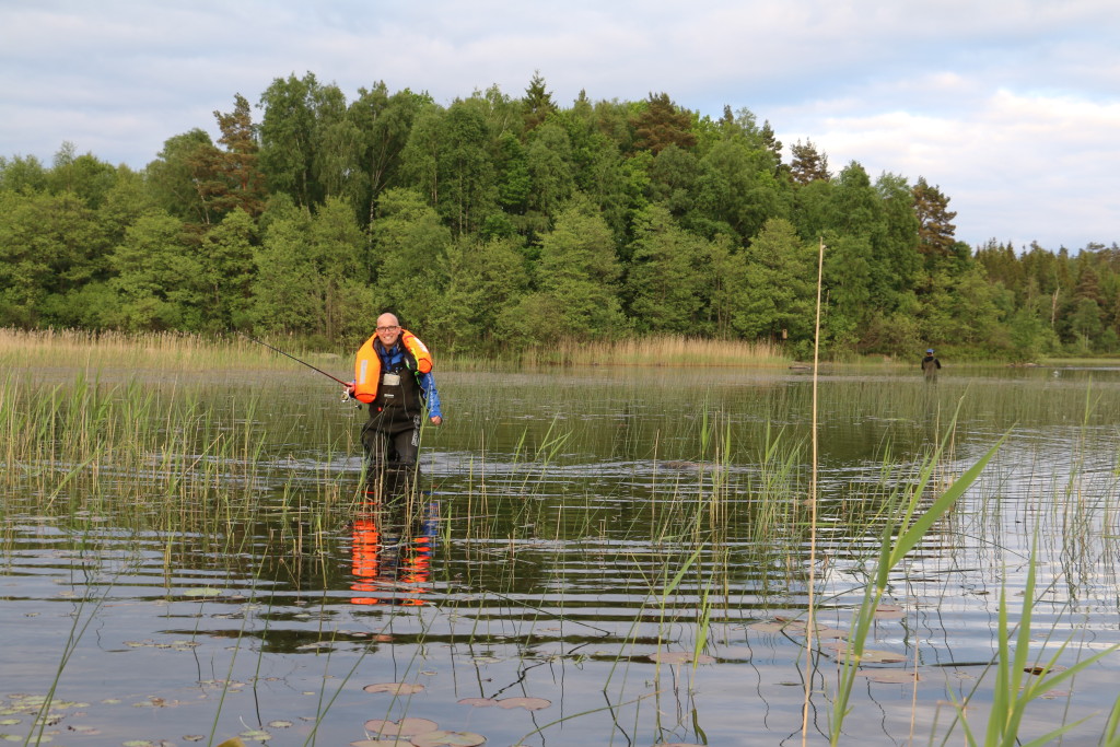 Testangler Alex sorgte am letzten Abend durch eine kurze Schwimmeinlage beim Watangeln für einige Heiterkeit. Zumal er eine Schwimmweste trug, die bei dem kurzen Bad auch noch auslöste.