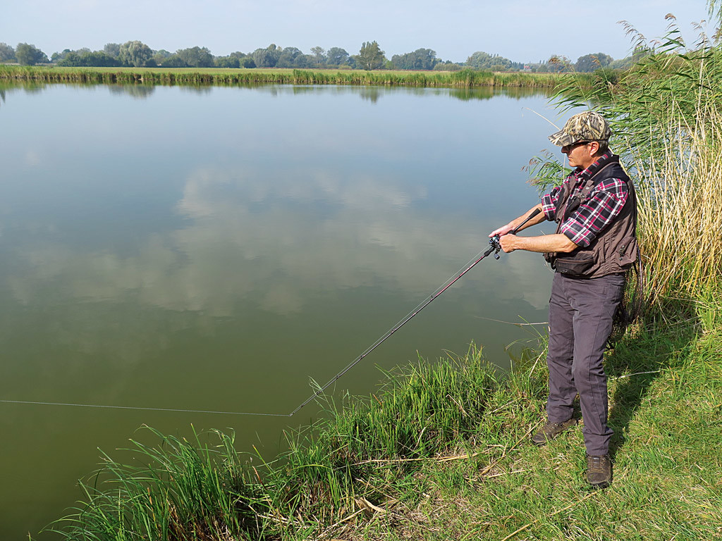 Nach den Einstellungen der Baitcaster, sollten die ersten Wurfübungen behutsam durchgeführt werden, um sich so an das Gerät zu gewöhnen. Foto: Blinker