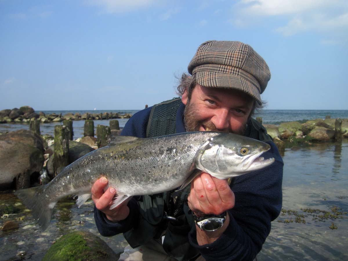 Der Autor Rainer Korn mit dem begehrten Küstensilber in den Händen. Foto: R. Korn