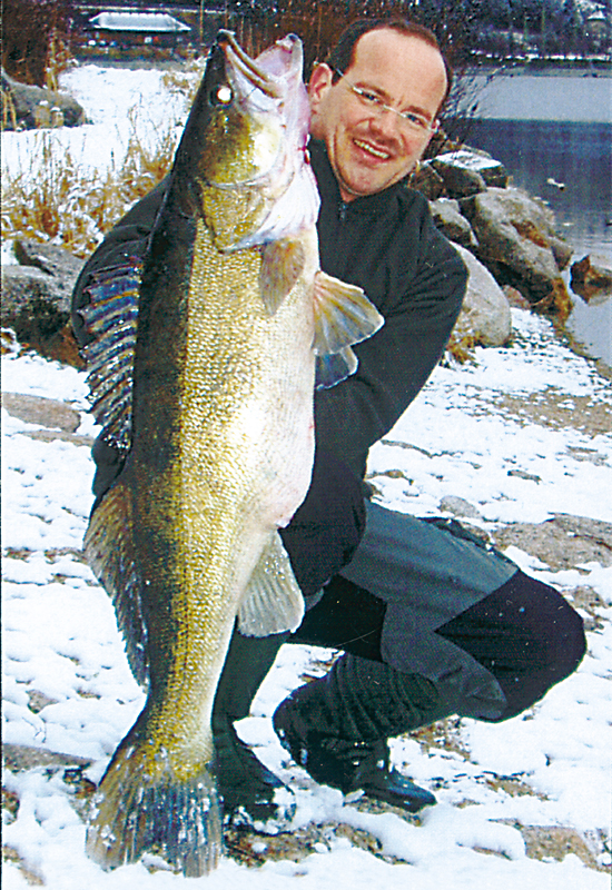 Der Märchen-Zander: Mit seinem Winter-Fisch von knapp 23 Pfund und 102 Zentimetern, gefangen auf Gummifisch, setzte Ralf Huber neue Maßstäbe. privat