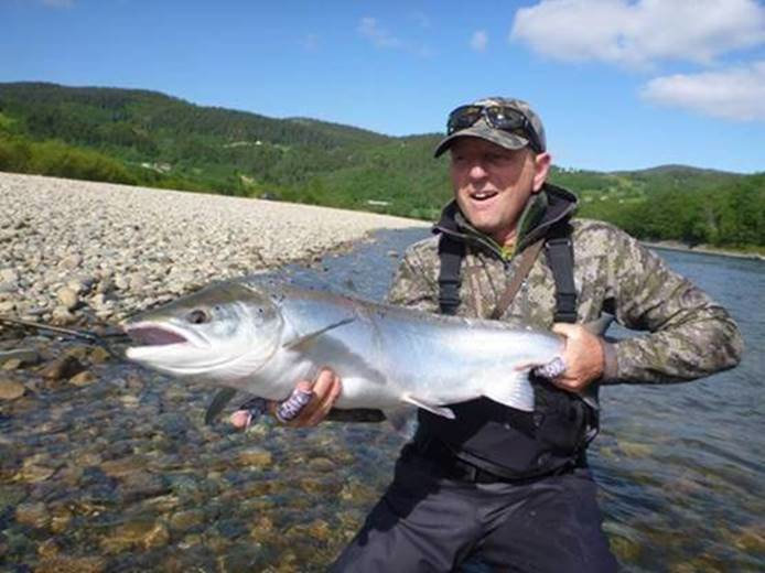 Orazio Gatti mit seinem 12,5 kg schweren Lachs, gefangen auf der NFC-Strecke an der Gaula. Der bislang größte Lachs, 17 Kilogramm schwer, wurde am Gaulfossen gelandet.