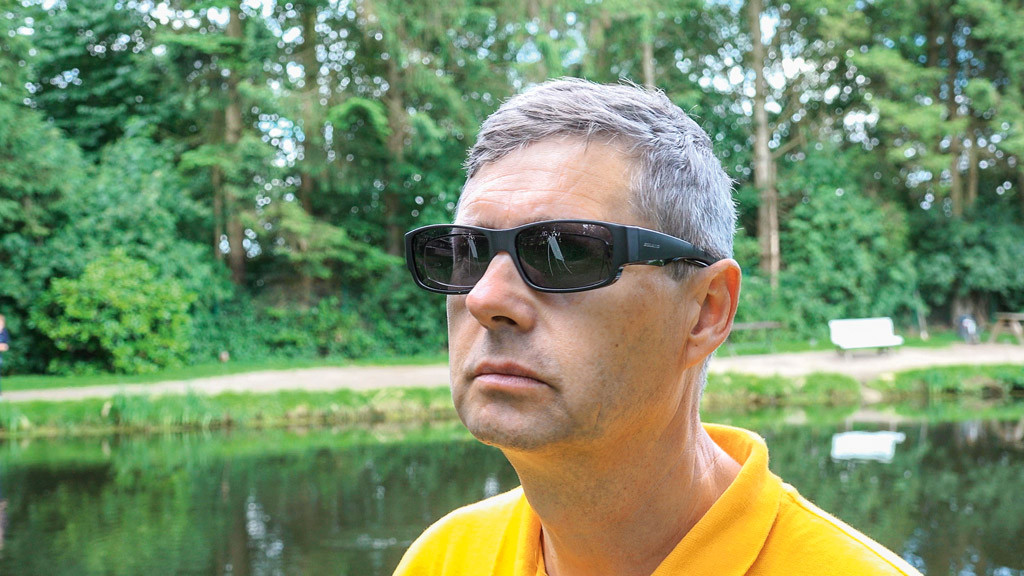 Auch Brillenträger müssen auf die Vorteile einer Polarisationsbrille nicht verzichten. Foto: M. Kahlstadt