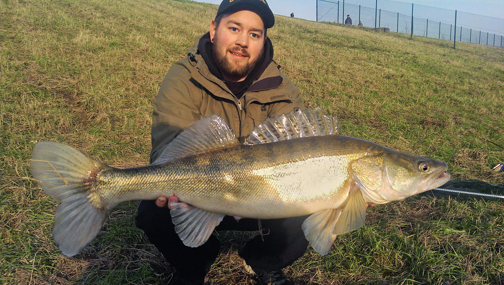 Christian Haser mit einem kapitalen Zander, den er bei Hochwasser im Bereich Burbach fing. Foto: V. Wilde