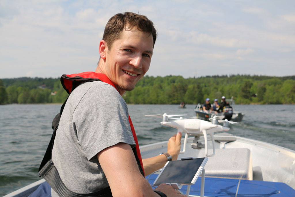 Filmer Marcus lässt die Drohne auf dem schönen See Södra Wixen steigen. Foto: blinker