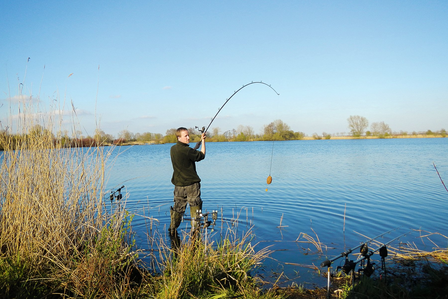 Vorsichtig wird der Method Feeder ausgeworfen
