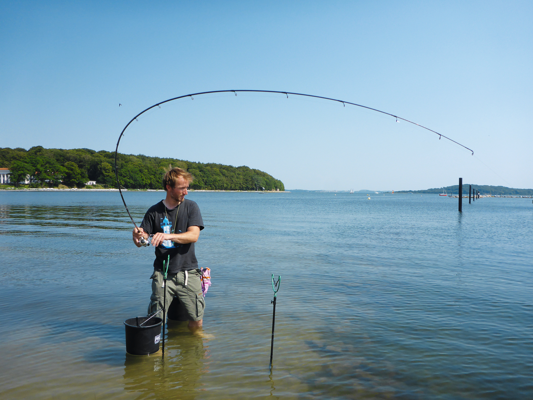 Angler mit gebogener Matchrute