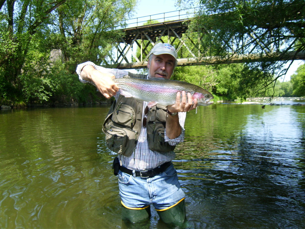 Bernd Kuleisa mit einer 4 Kilo-Regenbogen, die er beim Fliegenfischen in der Mühlheimer Ache fing.