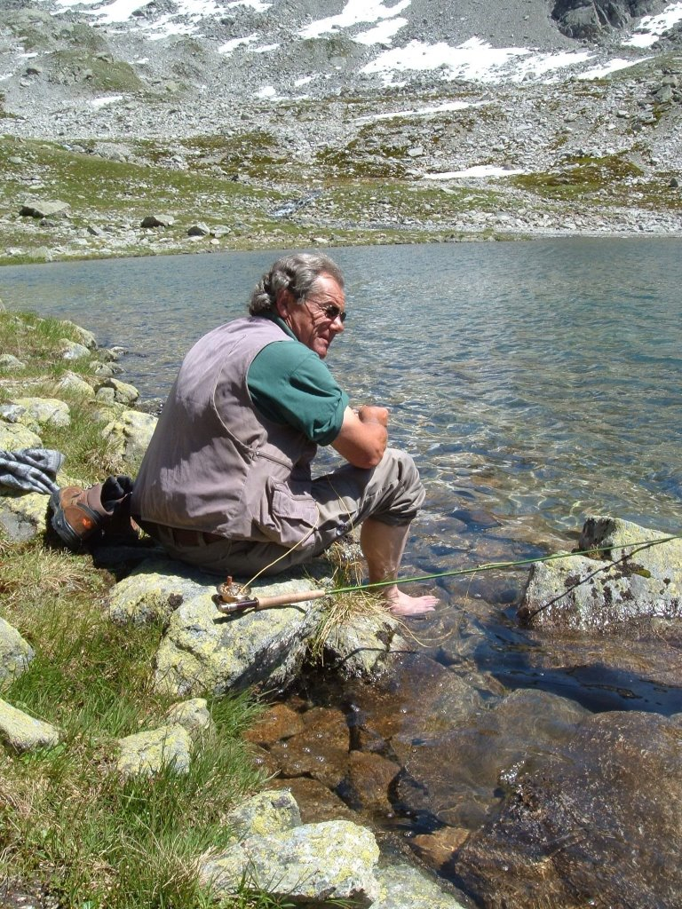 Werner Locher, Vater der Daddy Longleg Made in Switzerland. Er setzt diese Fliege gerne an Bergseen ein.