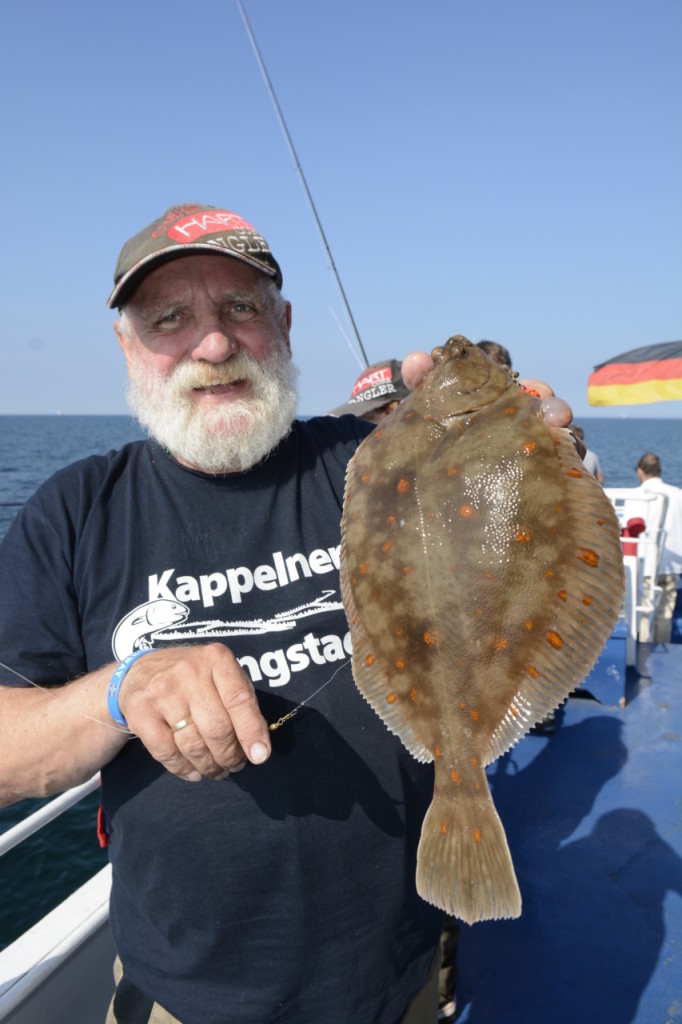 Teilnehmer Claus Springstub mit einer klasse Scholle. 