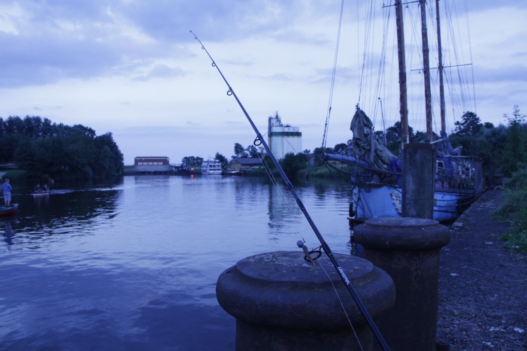 Nächtliche Abenstimmung im Hafen beim Raubfischangeln am Abend. 