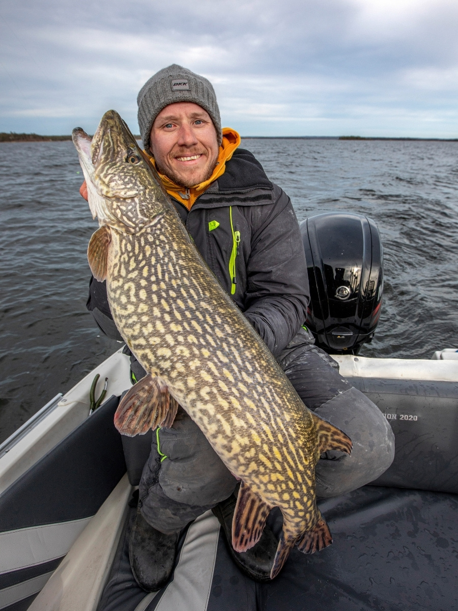 Westin-Teamangler Erik Axner mit großem Hecht, beim Schleppangeln vom Boot gefangen
