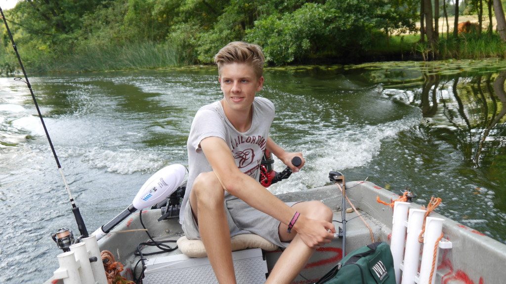 Nicht nur vom Ufer, sondern auch vom Boot erobert Finn von den Fischköppen die Gewässer.