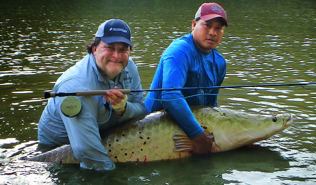 Zu schwer, um ihn ganz aus dem Wasser zu heben: Richard Hart (links) stemmt den Rekord-Arapaima mit einem Bootsführer.