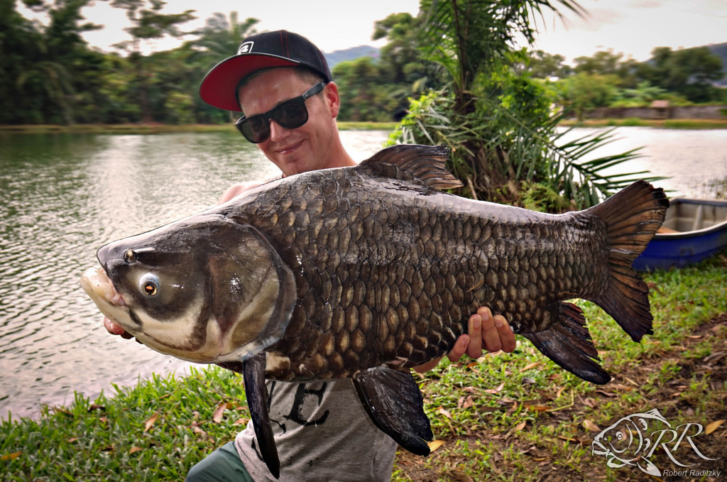 Robert mit seinem Siam-Karpfen. Der Fisch verlangte ihm im Drill alles ab. Foto: privat