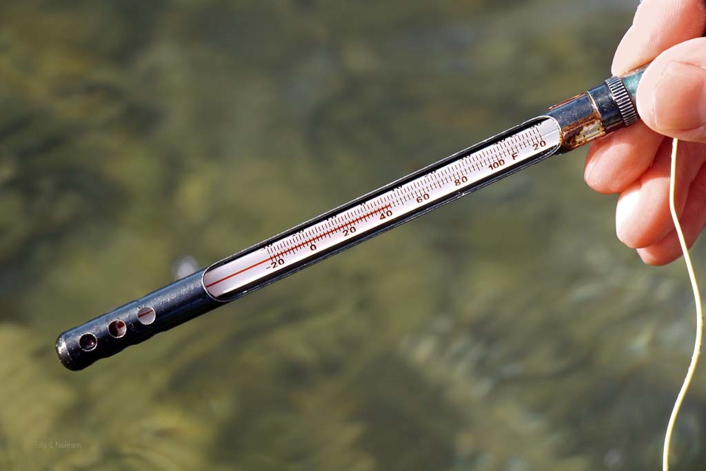 Wer im winterlichen Treiben beim Forellenangeln erfolgreich sein möchte, sollte unbedingt ein Thermometer bei sich haben, um auf die unterschiedlichen Temperaturen richtig reagieren zu können. 