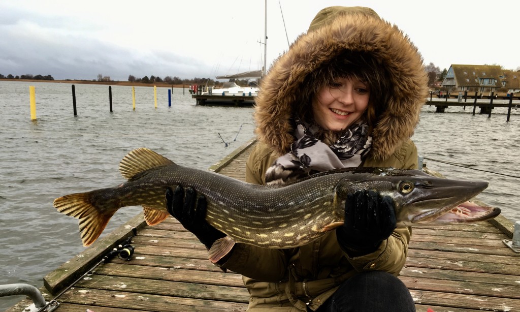 Sarah freut sich über ihren ersten Hecht. Der Fisch hatte eine Länge von 97 Zentimeter. Foto: S. Helm