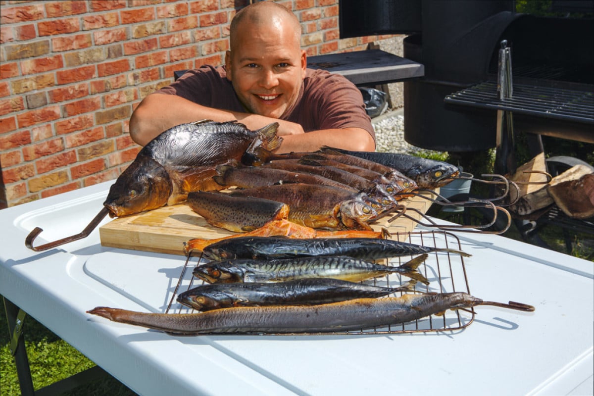 Fisch räuchern in nur vier Schritten. Damit gelingt die Fischzubereitung. Foto: Blinker