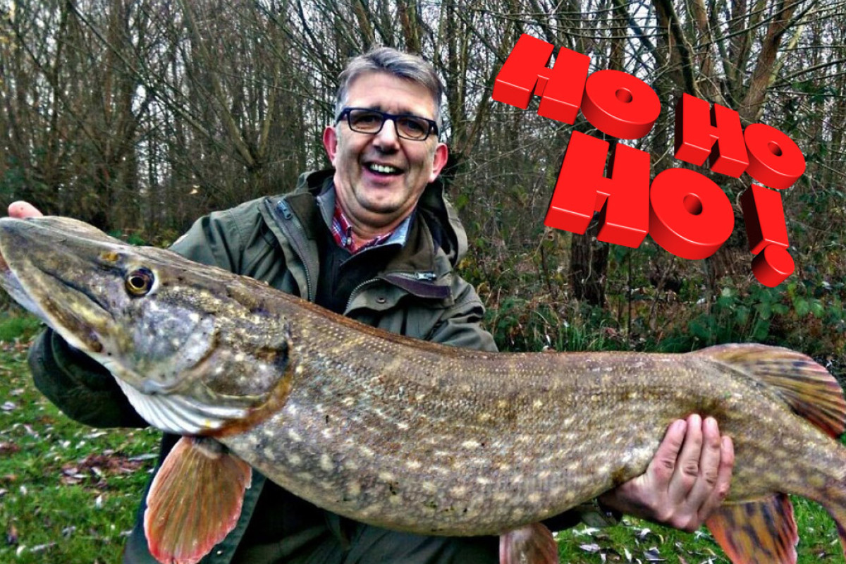 Hechte aus Holland: Heinrich mit einem 22 Pfund schweren und 1 Meter langen Fisch aus Holland. Foto: Siemmering
