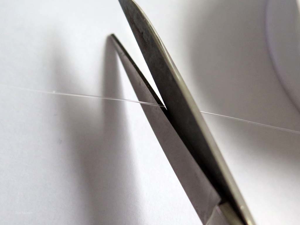 Als ersten Schritt nimmt man von der Fluorocarbon-Spule ein circa 50 Zentimeter langes Stück Vorfach und schneidet es ab.