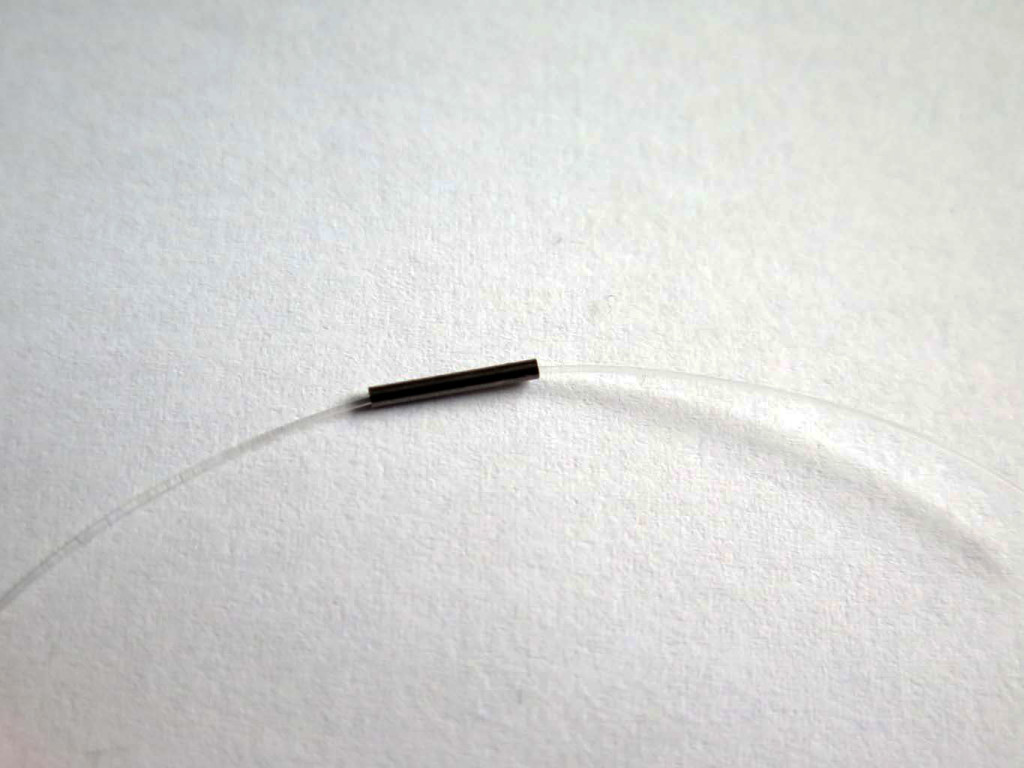 Nun kommen die Klemmhülsen zum Einsatz. Je nach Stärke des FC sollte man entsprechende Durchmesser parat haben. Für ein 0,40 Millimeter dickes FC benötigt man Klemmhülsen mit einem Durchmesser von 0,80 Millimeter. Also immer der doppelte Durchmesser im Bezug auf die Vorfach-Stärke. Die Klemmhülse wird nun auf ein Ende des FC geschoben.