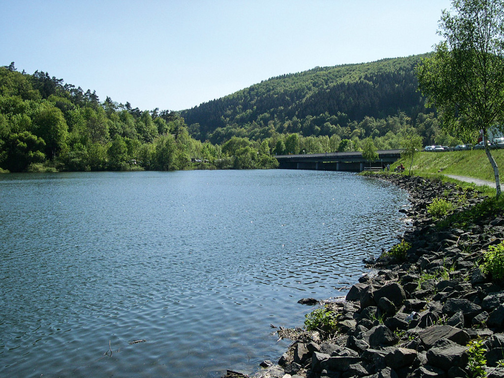 des Edersees mit Steinpackungen befestigt. Foto: BLINKER/D. Schröder