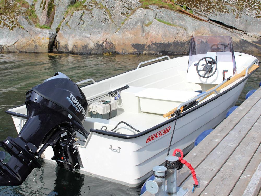 Das Boot, dass im Ferienhaus inklusive ist, ist mit einem starken 40 PS Motor ausgestattet. Foto: Borks