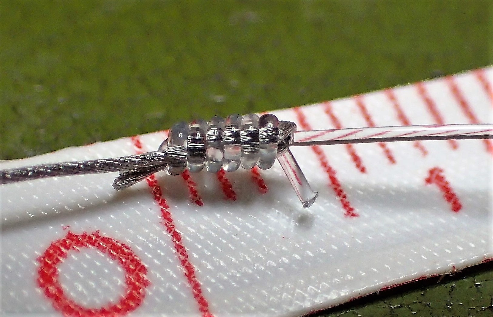 Albright-Knoten zum Fliegenfischen: Kleiner als ein Wirbel: Der Albright-Knoten, der hier das Stahlvorfach mit 0,43er Nylon verbindet, ist nur wenige Millimeter groß. Die Enden von Nylon und Stahl wurden nach dem Foto noch gekürzt. Foto: M. Werner