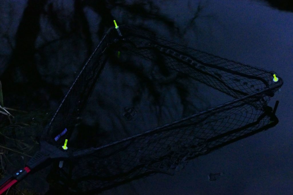 Knicklichter am Kescher sind hilfreich dabei, Fische auch bei Dunkelheit zu landen. Foto: E. Hartwich