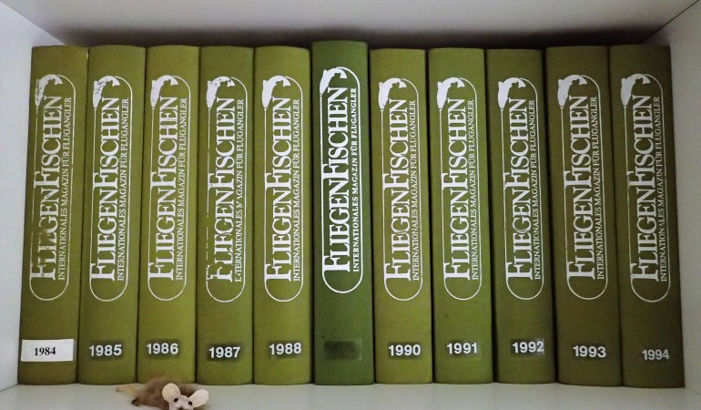 Eine FliegenFischen-Sammlung der Jahre 1984 bis 1994 – und es geht weiter! Die grünen Sammelmappen für FliegenFischen, natürlich mit Leineneinband, sind jetzt wieder erhältlich!