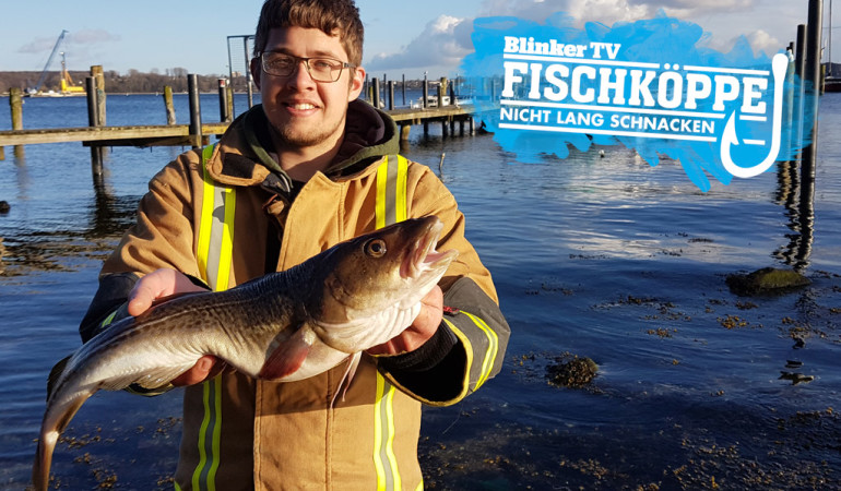 Dorsch- und Heringsangeln vom Boot: Fischkopp Robin mit einem dicken Ostsee-Dorsch der sich mit Heringen vollgefressen hat. Foto: Fischköppe