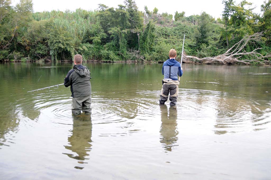 Beim Spinnfischen auf Wels ist eine Wathose eine gute Investition, um auch verheißungsvolle Spots in der Ferne anwerfen zu können. Foto: BLINKER/S. Kaufmann