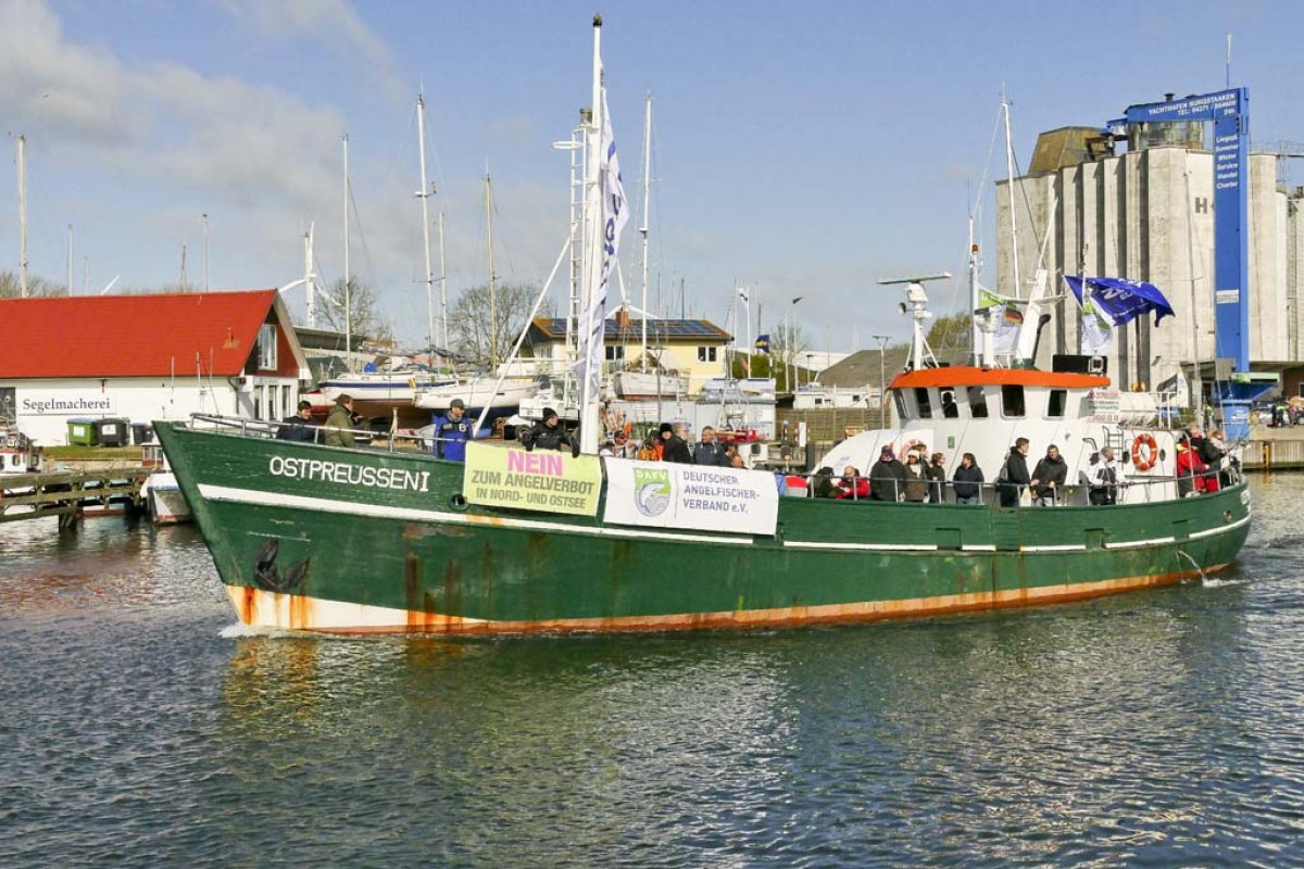 Der Kutter "Ostpreussen I" läuft aus dem Hafen Burgstaaken aus, um an der Anglerdemo 1.0 teilzunehmen. Foto: R. Schwarzer
