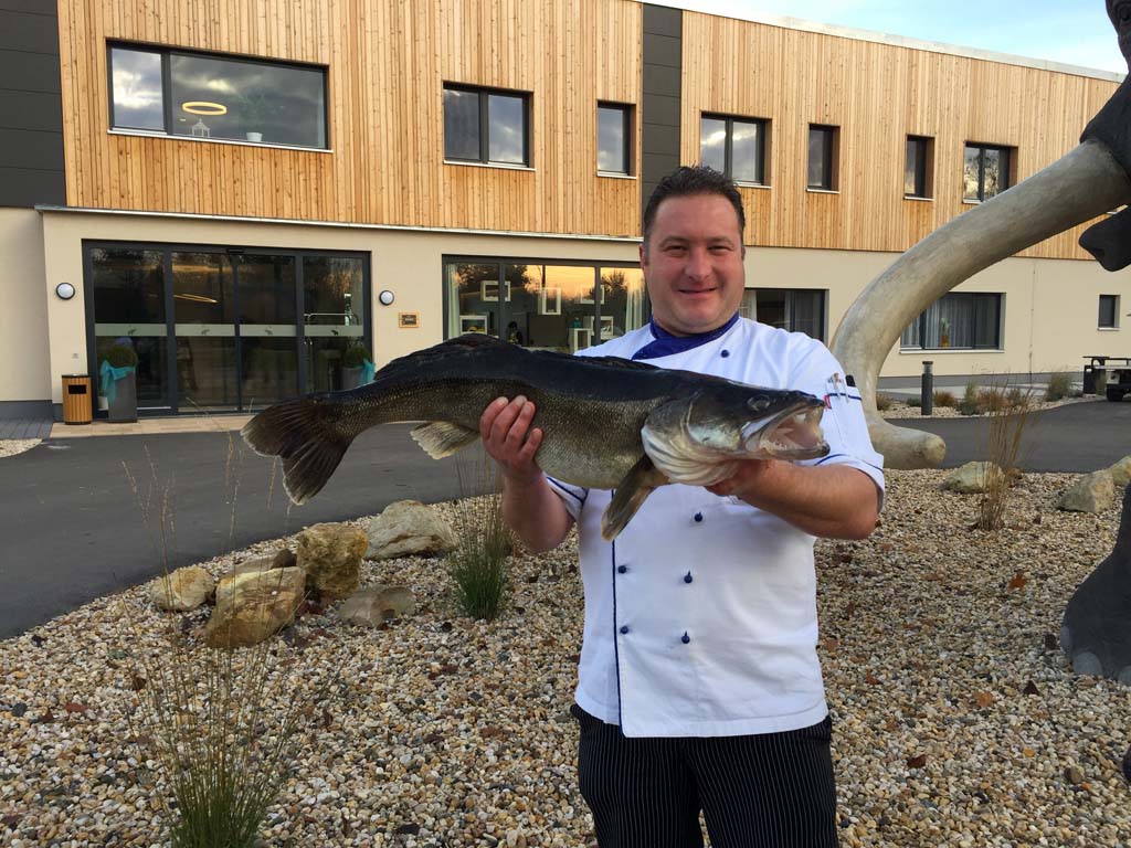 Der ansässige Fischer kennt sich im Gröbener See bestens aus. Der frisch gefangene Fisch kann anschließend von den Küchenchefs des Resort zubereitet werden. Foto: Van Lyck Photography