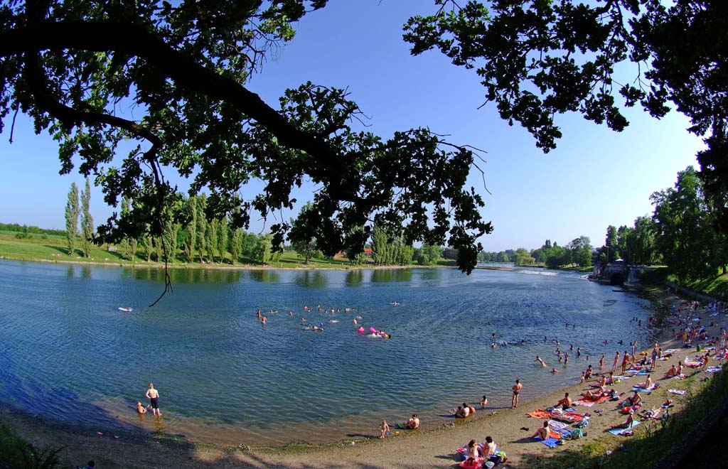 Der bekannteste Badestrand Foginovo befindet sich direkt im Zentrum von Karlovac, gegenüber des großen Süßwasser-Aquariums Aquatika. Foto: Aquatika