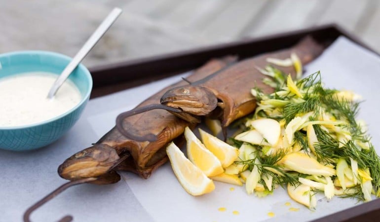 Saiblinge räuchern ist keine komplizierte Sache. Im Gegenteil, mit nur wenigen Handgriffen und dem passenden Gerät kann man sich so eine gesunde und leckere Mahlzeit zubereiten. Foto: Oliver Hardt