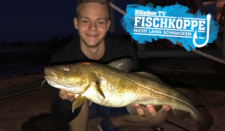 In ihrem neuen Video durften die Fischköppe sich selbst einen Eindruck davon verschaffen, dass auch beim Dorschangeln in der Nacht eine hohe Frequenz mit viel Fisch erreicht werden kann. Vor allem, wenn man sich im Dunkeln an einen Hafen stellt. Denn dort ziehen die hungrigen Ostsee-Leoparden gezielt hinein, wenn sie sich auf die Jagd nach Kleinfischen und anderen Meeresbewohnern machen. Foto: BLINKER/Fischköppe