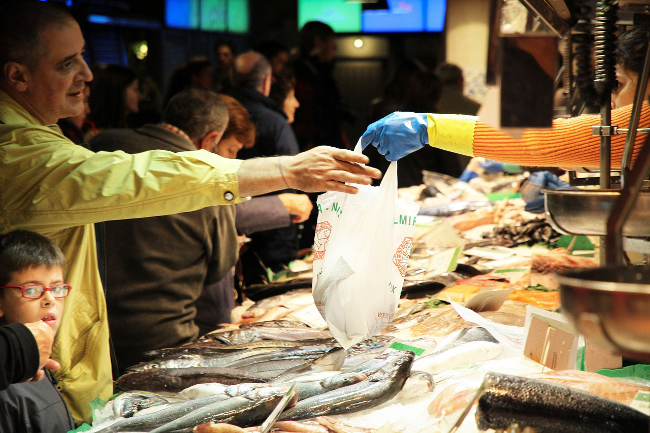 Die Umsätze an Fischständen geht laut dem Fisch-Informationszentrums in Hamburg leicht zurück. Beliebt hingegen sind Discounter und Supermärkte. Foto:pb