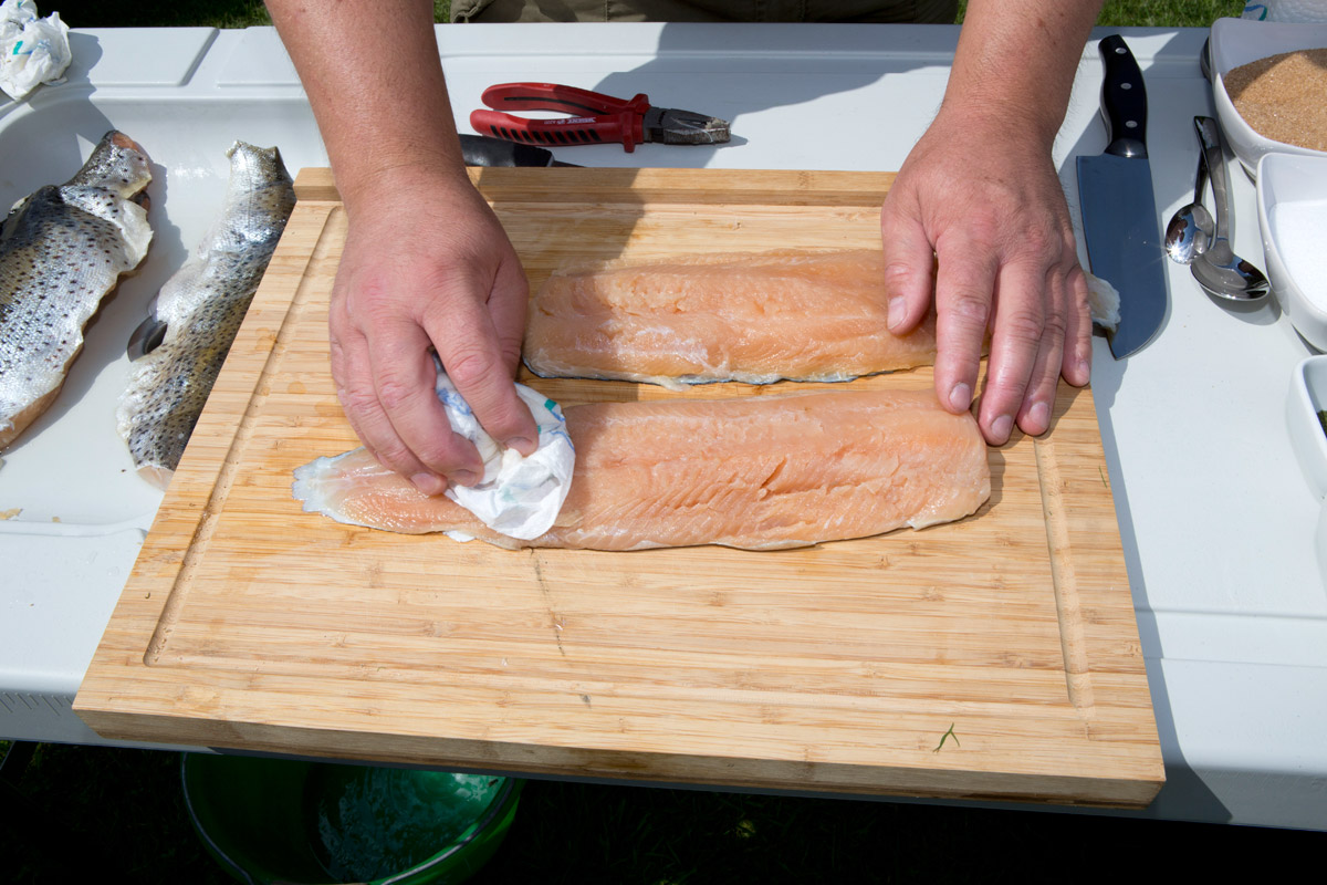 Fischfilet (mit Haut) abspülen und trockentupfen. Foto: BLINKER/A. Seiberlich