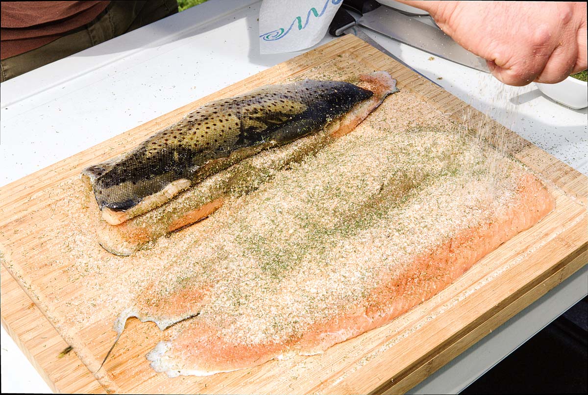 Bestreuen Sie die Fleischseiten mit Dill. Sie können auch andere Gewürze verwenden, ich verwende sehr gerne „Pep für Pasta“ (gibt es bei www.1001gewuerze.eu). Das verleiht dem Fisch eine leichte Schärfe. Foto: BLINKER/A. Seiberlich