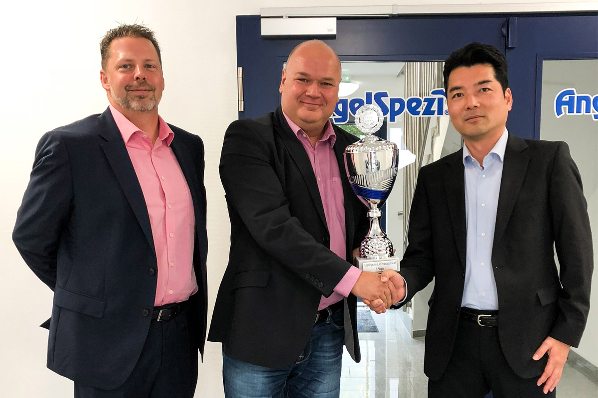 Links Markus Brill-Heck (SPRO) Mitte Volker Herbst (AngelSpezi) Rechts Yoshitaka Yamaguchi (SPRO) nehmen den Preis für den Lieferanten des Jahres 2017 entgegen. Foto: SPRO