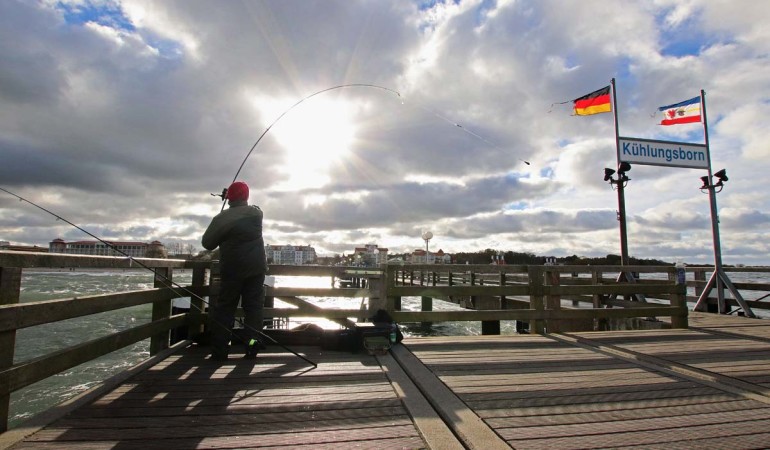 Beim Angeln von Seebrücken muss man nicht weit werfen, um die fängigen Rinnen zu erreichen. Bei wenig Wind ist Karpfen­gerät völlig ausreichend, um an die Spots zu kommen. Foto: BLINKER/F. Pippardt