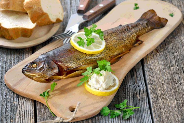 Wer Forellen räuchern möchte, benötigt dazu nicht unbedingt einen Räucherofen. Auch auf dem Grill lassen sich die Salmoniden im Rauch zubereiten. Foto: Fotolia