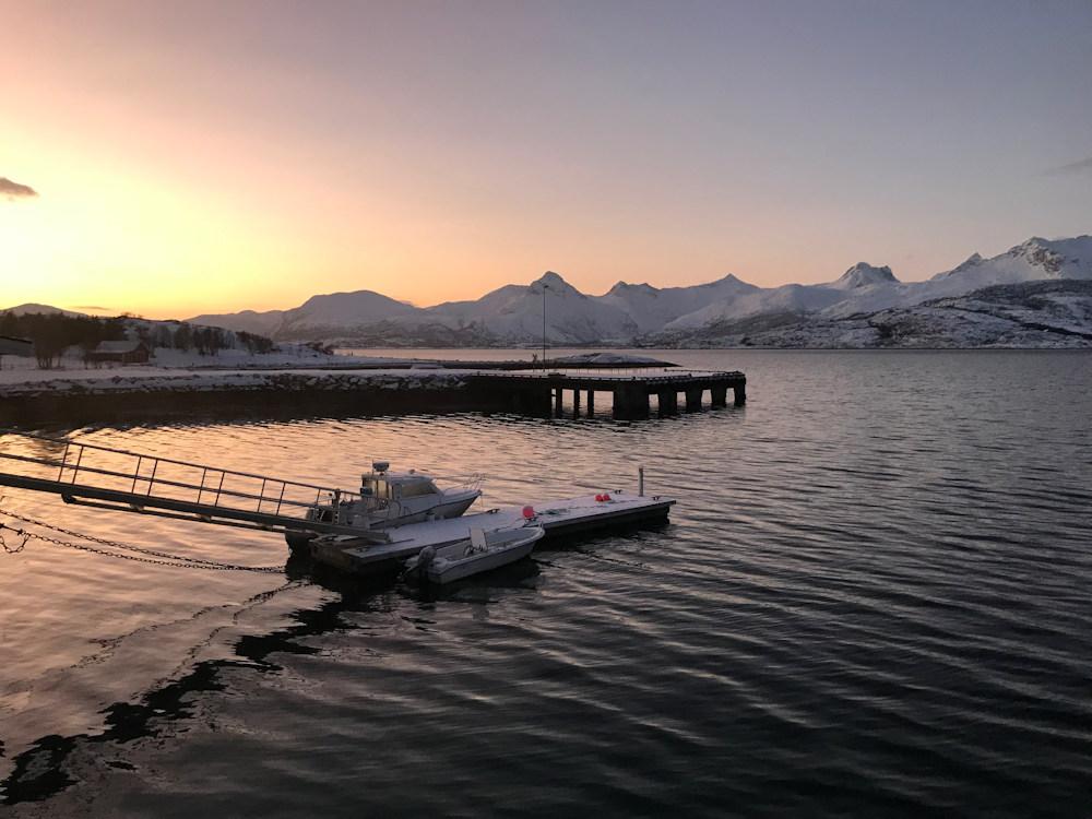 Direkt vor dem Haus befindet sich der Bootssteg, von dem die große Angeltour aus startet. Foto: Borks