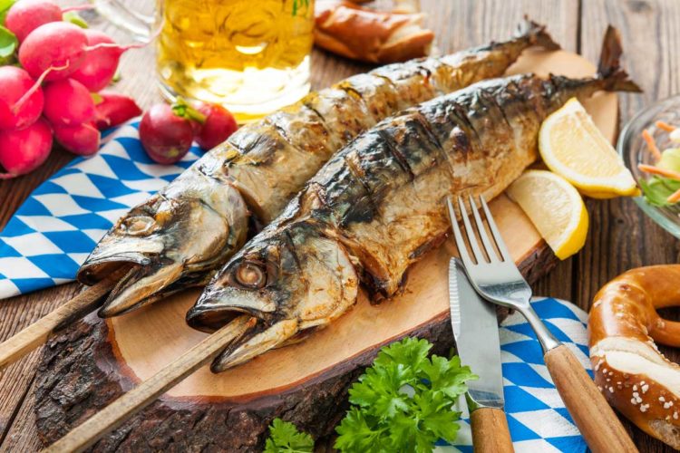 Eine wahre Delikatesse der Outdoorküche sind Steckerlfische. Diese bayrische und oberösterreichische Spezialität ist mit wenigen Zutaten zubereitet. Foto: Fotolia