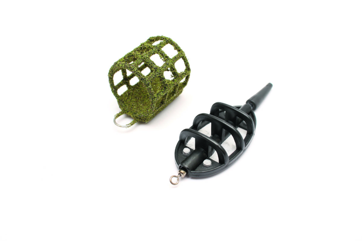Futterkörbe im Vergleich: Links ein gewöhnlicher Korb, rechts der Method Feeder.