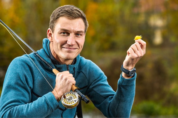 89,47 Meter weit jagte Thomas Röhler seinen Speer während der Europameisterschaft in Berlin durch die Luft und wurde Europameister! Der sympathische Spitzensportler, er wurde 2016 übrigens auch Olympiasieger, entspannt sich beim Fliegenfischen. Foto: M. Handelmann