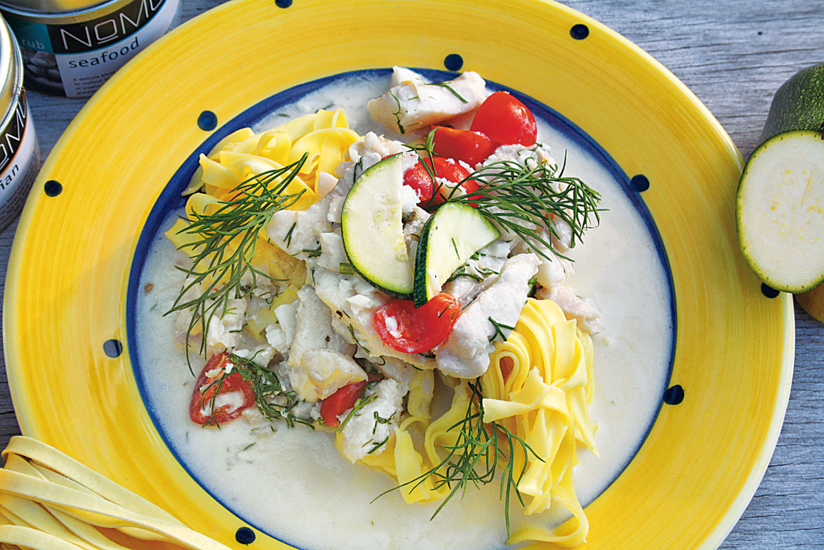 Leckeres Dorsch-Ragout mit Bandnudeln und Gemüsebeilage. Eines vieler guter Kabeljau-Rezepte.