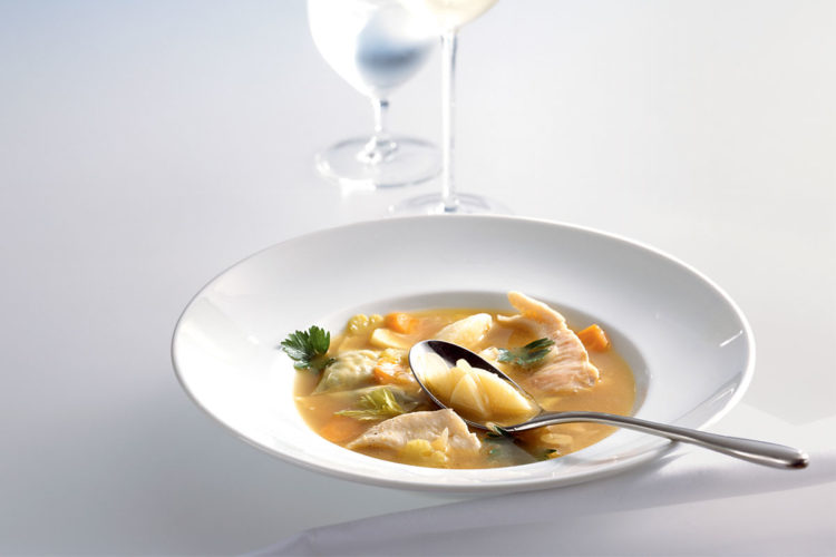 Das Fischrezept "Forellensuppe mit Maultaschen" ist zwar aufwenig aber dafür richtig lecker - versprochen! Foto: Teubner