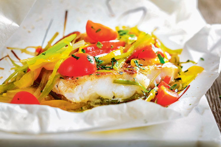 Das Kabeljau-Rezept Dorschfilet mit Gemüse im Pergament ist etwas aufwändiger in der Zubereitung, dafür bekommt man dann aber auch ein ganz besonders leckeres Stück Dorsch auf den Tisch. Leicht und gesund ist es noch dazu! Foto: Teubner